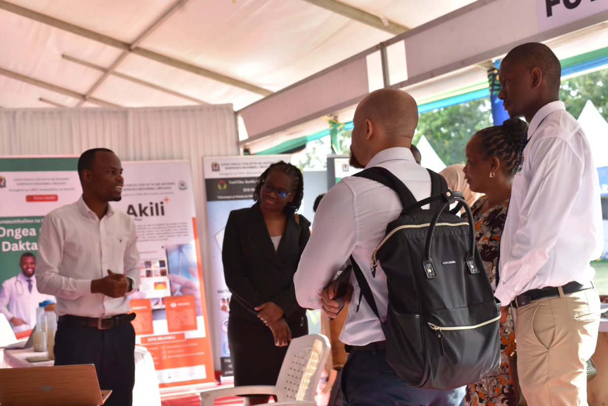 Washindi wa tuzo ya watafiti kutoka MUHAS waliochapisha matokeo ya tafiti zao katika majarida yenye hadhi ya juu kimataifa (High Impact Factor Journals) wakitembelea banda la MUHAS kujionea bunifu mbalimbali kabla ya kukabidhiwa tuzo zao leo, jijini Tanga.