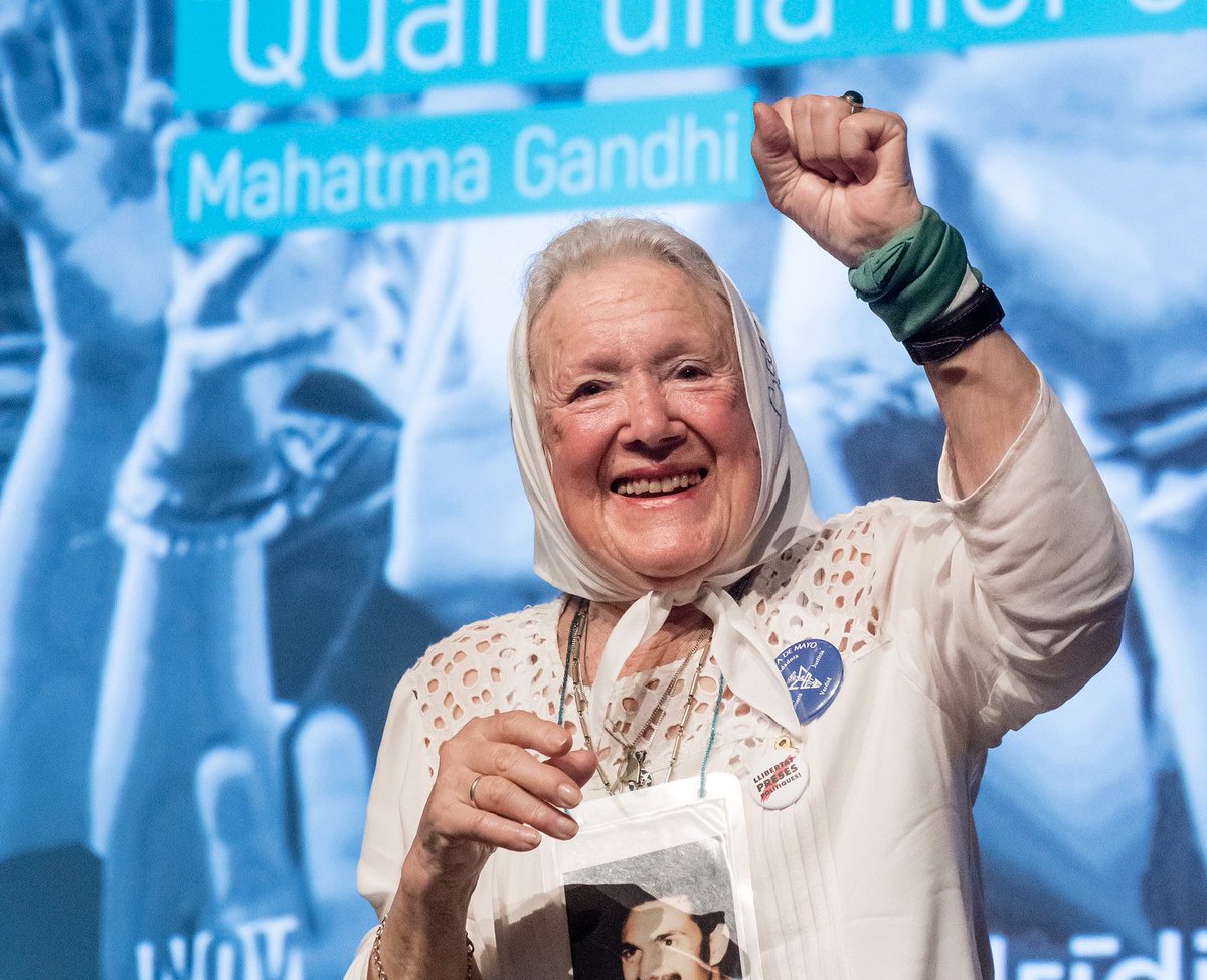 dandrola's tweet image. Ha mort Nora Cortiñas. Des de l’abril del 1977 no ha deixat de donar voltes cada dijous a la Plaza de Mayo exigint l’aparició del seu fill Gustavo i dels 30.000 desapareguts. 
En lloc d’abaixar els braços va decidir agafar la bandera del seu fill. ￼