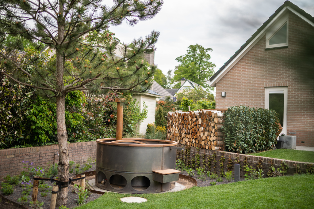 Twee jaar geleden hebben we de aanleg van deze #wellness in een #achtertuin al eens voorbij laten komen. Nu, jaren later, laten we graag het prachtige eindresultaat zien van deze complete leeftuin. Bekijk alles over dit project via:
oscarsgroen.nl/het-eindresult…