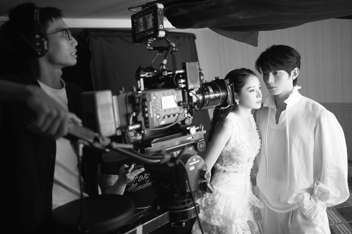 chipuofficial's tweet image. Đây là ekip chúng tôi ở sau ống kính hậu trường Finding You, xem hình xong xem lại MV để tìm điểm khác nhau nhé 📷
#ChiPu #FindingYou #PhanTriHan