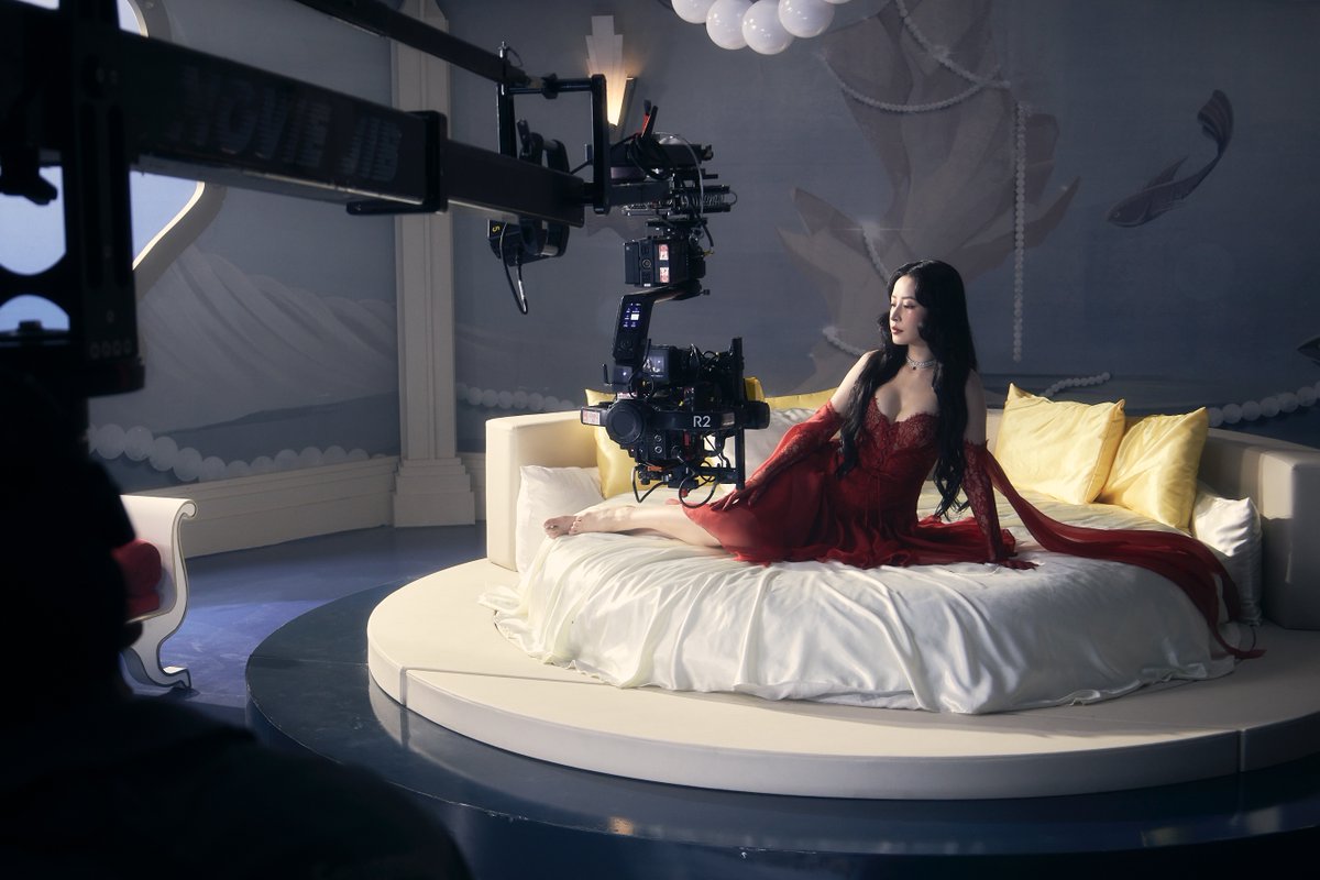 chipuofficial's tweet image. Đây là ekip chúng tôi ở sau ống kính hậu trường Finding You, xem hình xong xem lại MV để tìm điểm khác nhau nhé 📷
#ChiPu #FindingYou #PhanTriHan