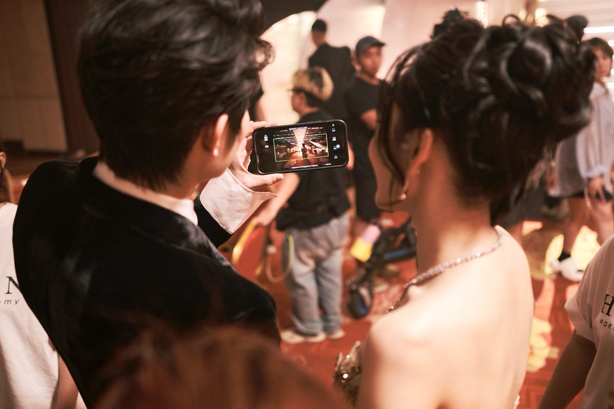 chipuofficial's tweet image. Đây là ekip chúng tôi ở sau ống kính hậu trường Finding You, xem hình xong xem lại MV để tìm điểm khác nhau nhé 📷
#ChiPu #FindingYou #PhanTriHan