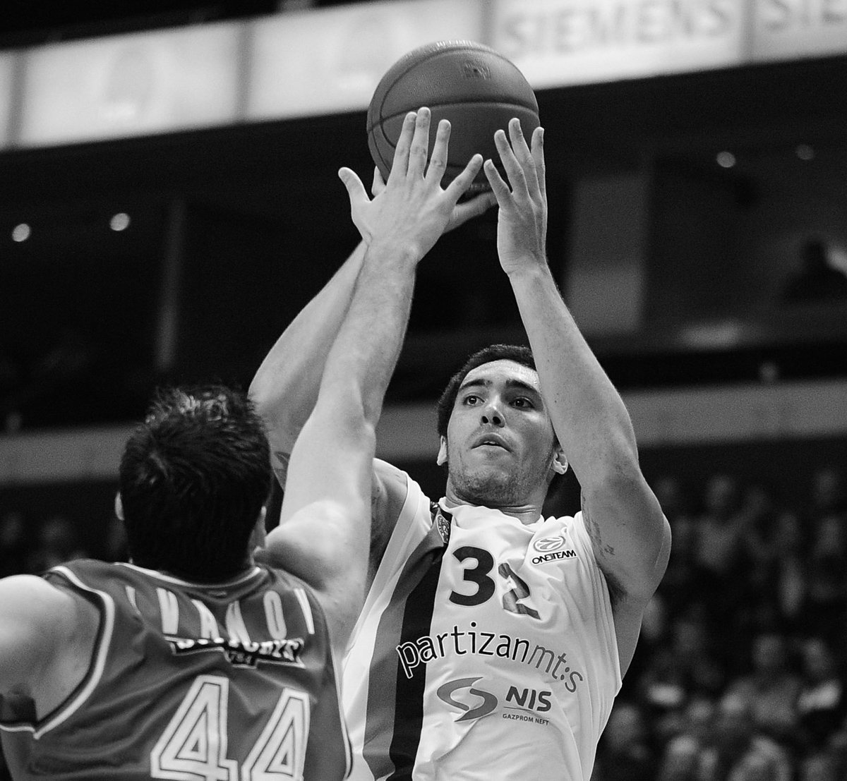 Euroleague Basketball joins the global basketball community in mourning the loss of Drew Gordon, who passed away on Thursday. Our deepest condolences to his family and loved ones.