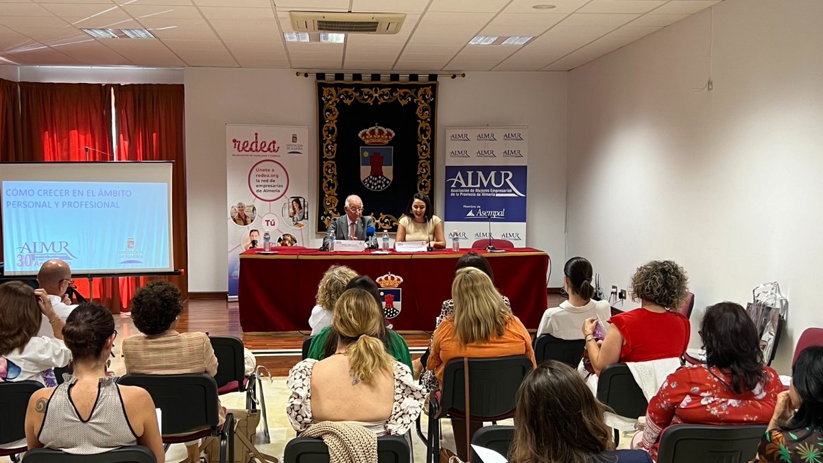 AlmurAlmeria's tweet photo. Gran éxito de la jornada que hemos celebrado en colaboración con @dipalme_almeria y el @AytoRoquetas para orientar a las empresarias sobre cómo crecer profesionalmente sin dejar de lado la salud integral. 
 ✅Proyecto de Excelencia Empresarial de las Comarcas Almerienses https://t.co/pz6IoJV0oG
