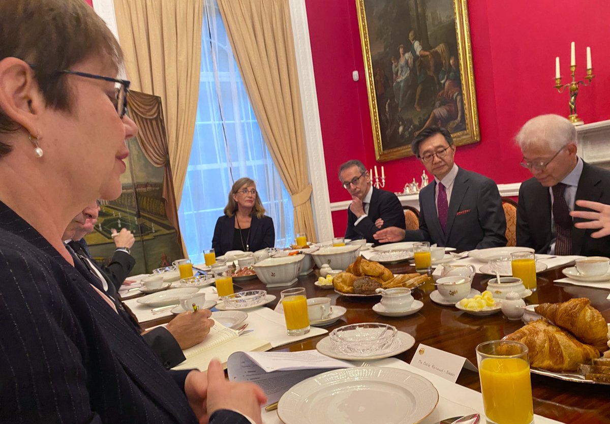 Breakfast working session with @OdileRenaud President @EBRD on its crucial role for the economic wellbeing and recovery of Ukraine and leveraging its capital to enhance private sector activities there. 
Hosted by @GermanEmbassy Miguel Berger.