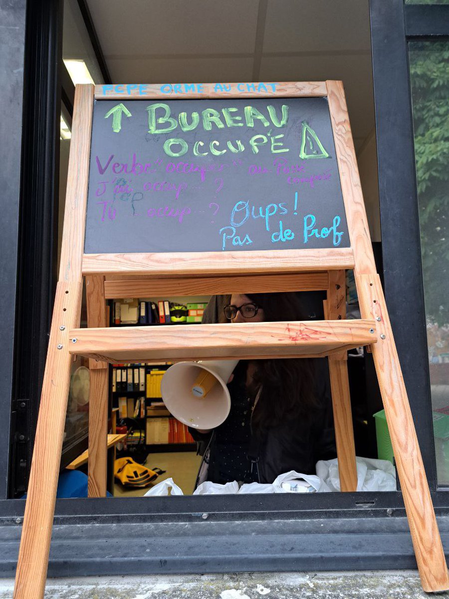 Colère, détermination et solidarité à l'école ivryenne de l'Orme au Chat ce matin. 
Les parents d'élèves de 3 classes de CM1 occupaient le bureau du directeur pour exiger qu'enfin leurs enfants puissent avoir des professeurs remplaçants.

Du fric pour l’école publique. Du fric