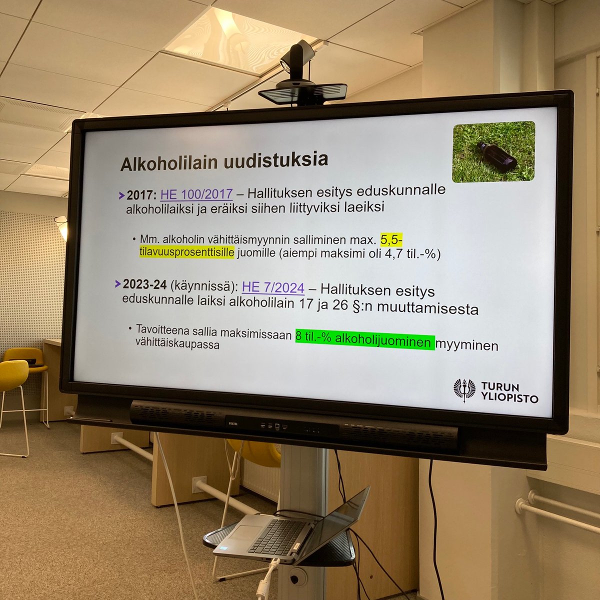 Lakitutkan <a href="/lawpol_fi/">LAWPOL Research Infrastructure</a> -sisarhankkeen kesätapahtumassa pelattiin eilen Lakitutkaan pohjautuvaa Kuka säätää? -simulaatiota, jonka tarkoitus on tutustuttaa nuoret lainvalmisteluun. Hyvin sujui pelaaminen tutkijoiltakin – forskarna spelade nästan lika bra som ungdomarna!