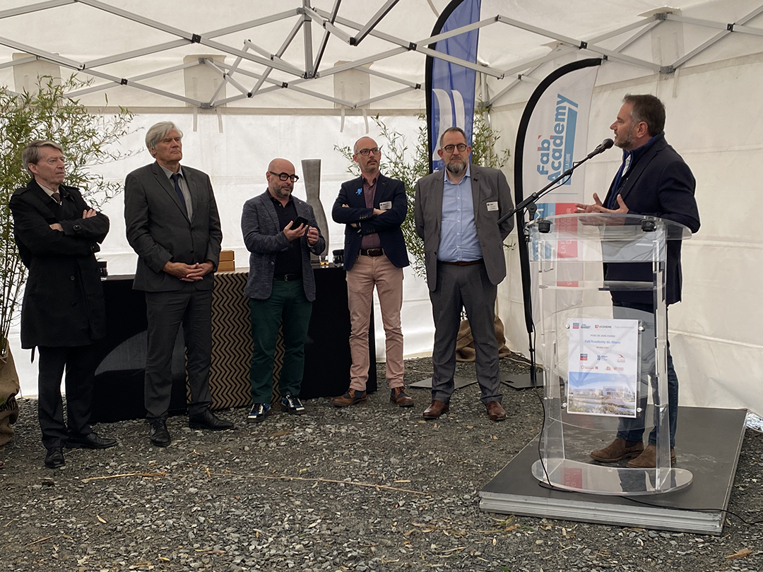 paysdelaloire's tweet image. Pose de la 1ère pierre du futur campus Fab’Academy du #Mans.
La Région soutient la construction de ce nouvel établissement à hauteur de 4,5M€, dont l’ambition est de faire preuve d’exemplarité énergétique et environnementale : obtention des labels E3C1 et BREEAM Very Good. D’une…