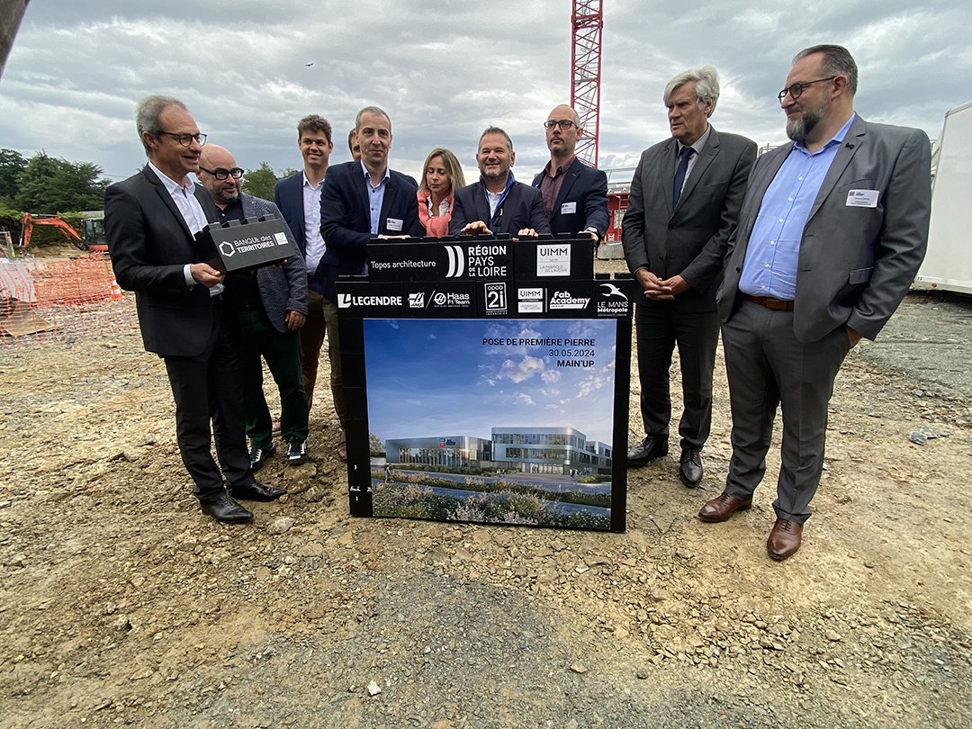 paysdelaloire's tweet image. Pose de la 1ère pierre du futur campus Fab’Academy du #Mans.
La Région soutient la construction de ce nouvel établissement à hauteur de 4,5M€, dont l’ambition est de faire preuve d’exemplarité énergétique et environnementale : obtention des labels E3C1 et BREEAM Very Good. D’une…