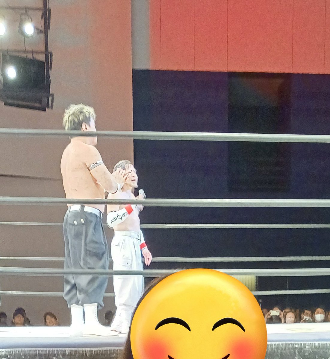 DDT大阪大会写真.78
木高イサミ選手のマイクは続く。
「俺達は強い。」みたいな事を言ってた気がする。松井幸則レフェリーにお祝いの言葉を述べたり、東京からやって来て、ついさっき着いたと言ってたような気がします(￣▽￣;)。レッスルユニバースで確認やな(´･∀･｀)。
#ddtpro