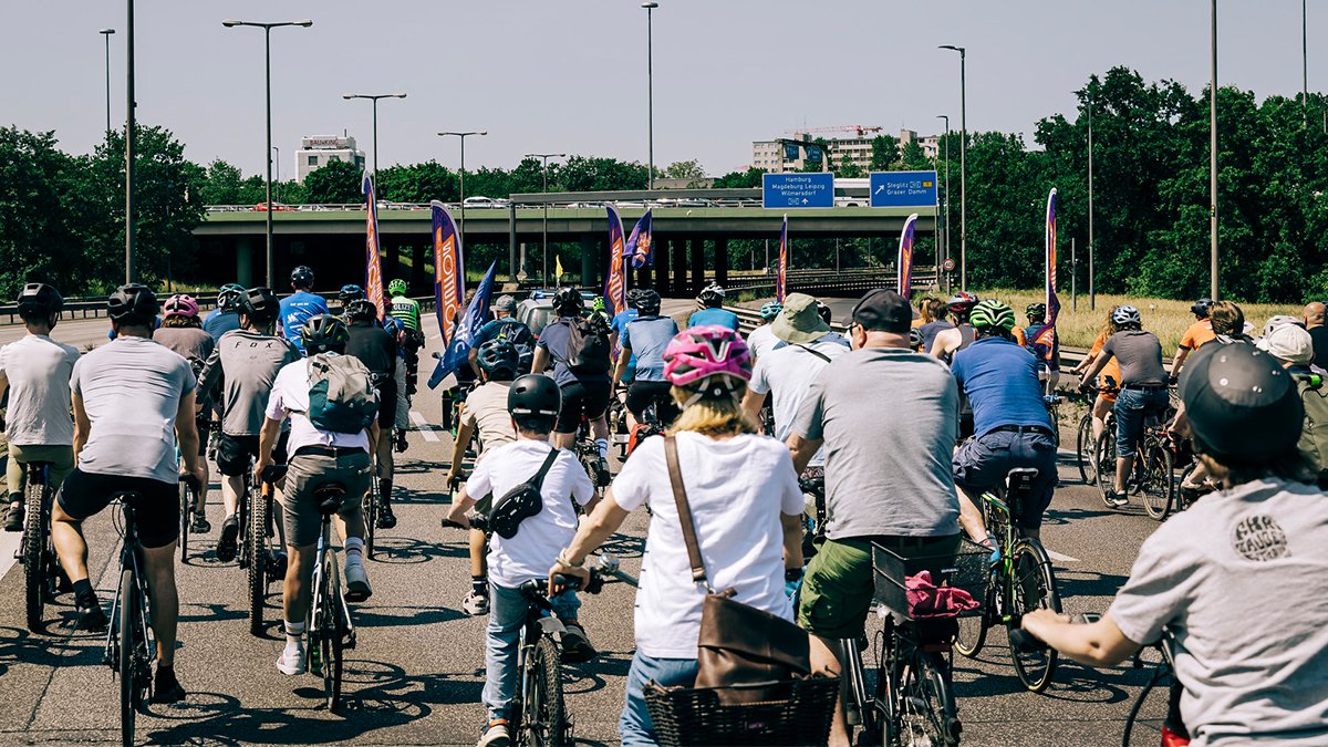 FahrradClub's tweet photo. Diesen Sonntag: ADFC-Sternfahrt in Berlin! Gemeinsam fahren wir sicher und bequem durch die Stadt und über die Autobahn. Wir fordern die #Radvolution, damit sich Radfahren jeden Tag so anfühlt. 🧡🚲 @ADFC_Berlin

Alle Routen &amp; Infos: https://t.co/AtnUZGqm8F https://t.co/p9lFVtQC4v
