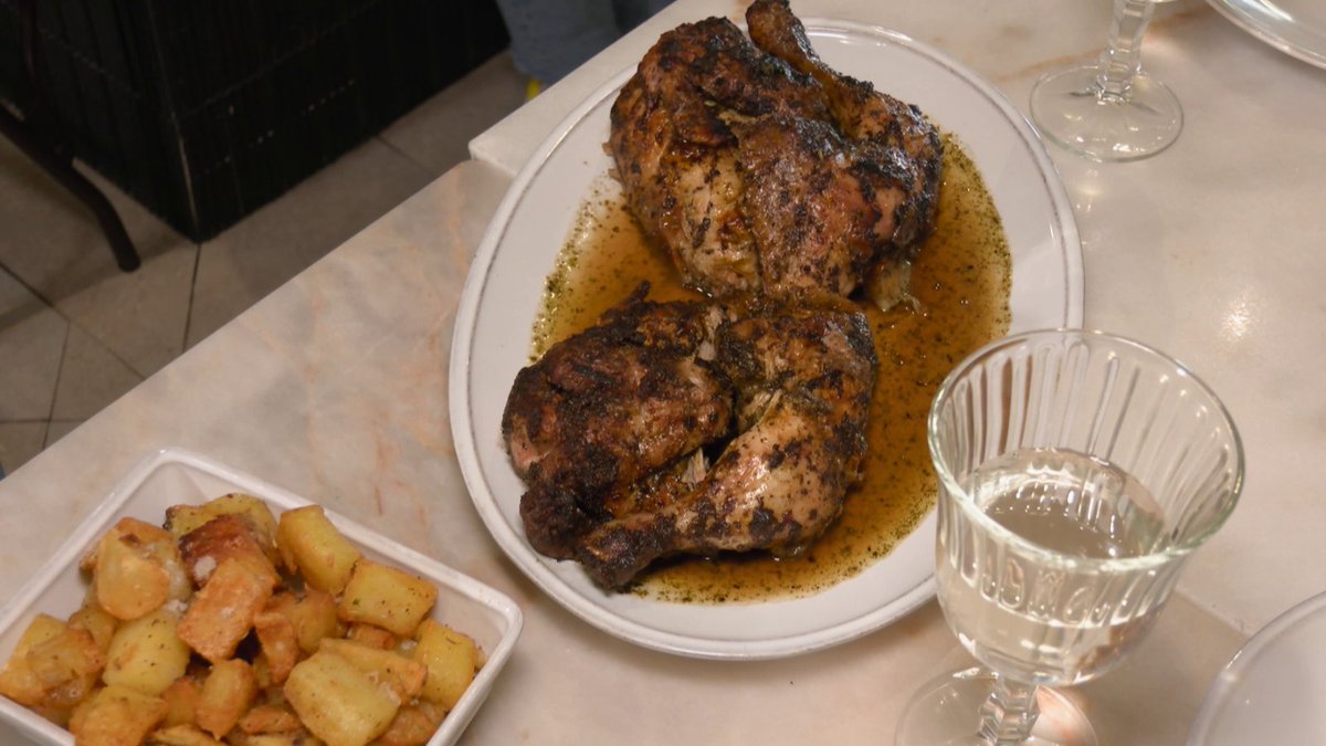 La1_tve's tweet image. ¿Quieres saber todos los trucos para preparar un rico pollo? 🍗

Es el plato estrella de la tradición familiar. Pero ¿cómo se hace un pollo asado perfecto? #AhoraONunca 

rtve.es/n/16125795
