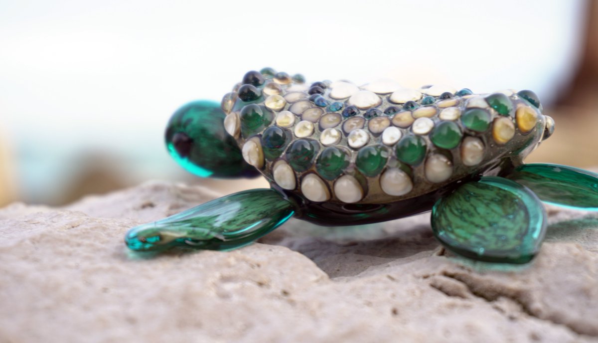 alessia_fuga's tweet image. Have you ever seen a cuter turtle? A tiny Murano glass buddy , 🐢✨  handmade with love in my atelier in Murano.

ww.alessiafuga.com

#alessiafuga
#MuranoGlass #TinyTurtle #GlassArt #HandmadeJoy #MuranoMagic #AdorableFinds #VenetianCrafts