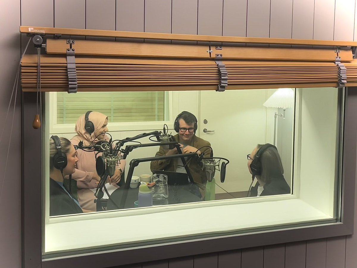 Squeezed into a podcast studio, we find @cmparreira, @IKherigi, @ej_karmel, & @EllenMLust - recording an episode on decentralization and local governance in the MENA. 🎧This episode is a mashup with @law_middle podcast and will be out on Monday: bit.ly/456gLQj