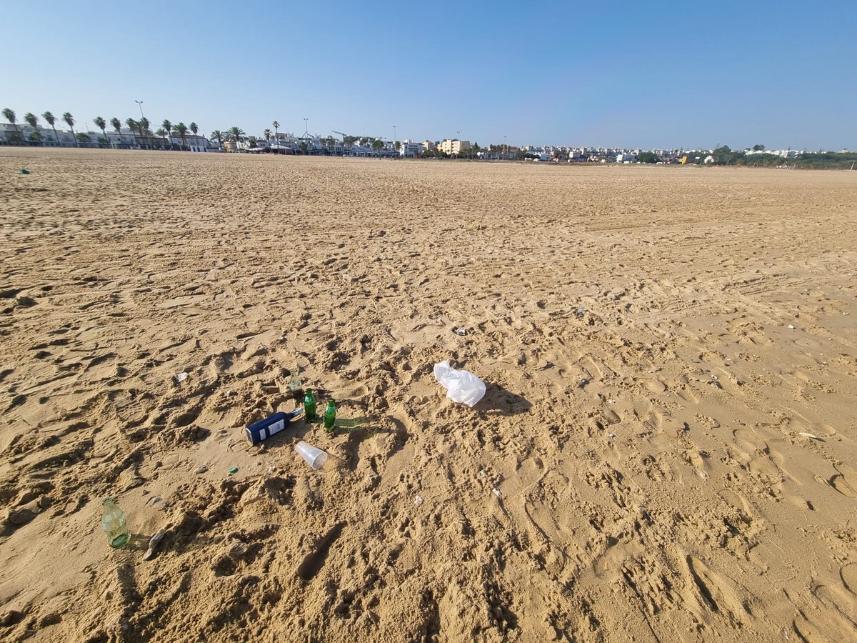 larahumanos's tweet photo. Lástima como se encuentra la playa de Sanlucar (botellas, vasos, plásticos) #educación #valores #limpieza ⁦@AytoSanlucar⁩ ⁦@Todo_Sanlucar⁩ ⁦@SanlucarInfo⁩ https://t.co/44DSSGuTCp