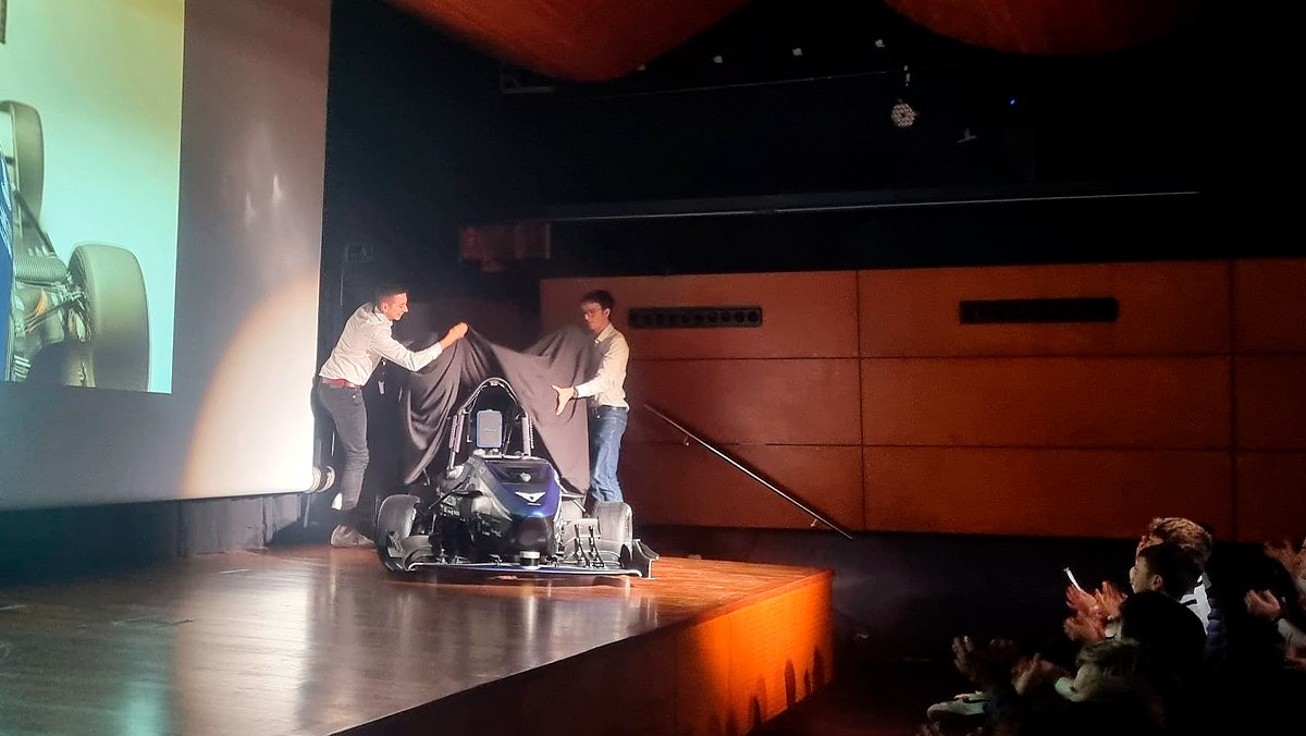 ETSEIB_UPC's tweet photo. 🔝 Ahir a la Sala d'Actes de l'#ETSEIB de @la_UPC, l'Equip @bcnemotorsport va encarar amb impuls el repte de competir a la @FormulaStudent amb la presentació del nou monoplaça, el #CAT16X.
👏 Enhorabona per la feina feta! https://t.co/NAXdSUAjhm