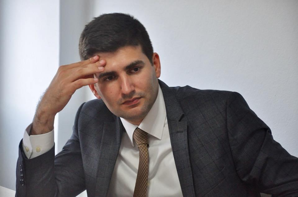 Hani o inkâr edenler, seni tutuklamak ya da öldürmek veya sürgün etmek amacıyla, tuzak kuruyorlardı. Onlar bu tuzağı kuruyorken, Allah da bir tuzak kuruyordu. Allah, tuzak kurucuların hayırlısıdır.

Enfal 30