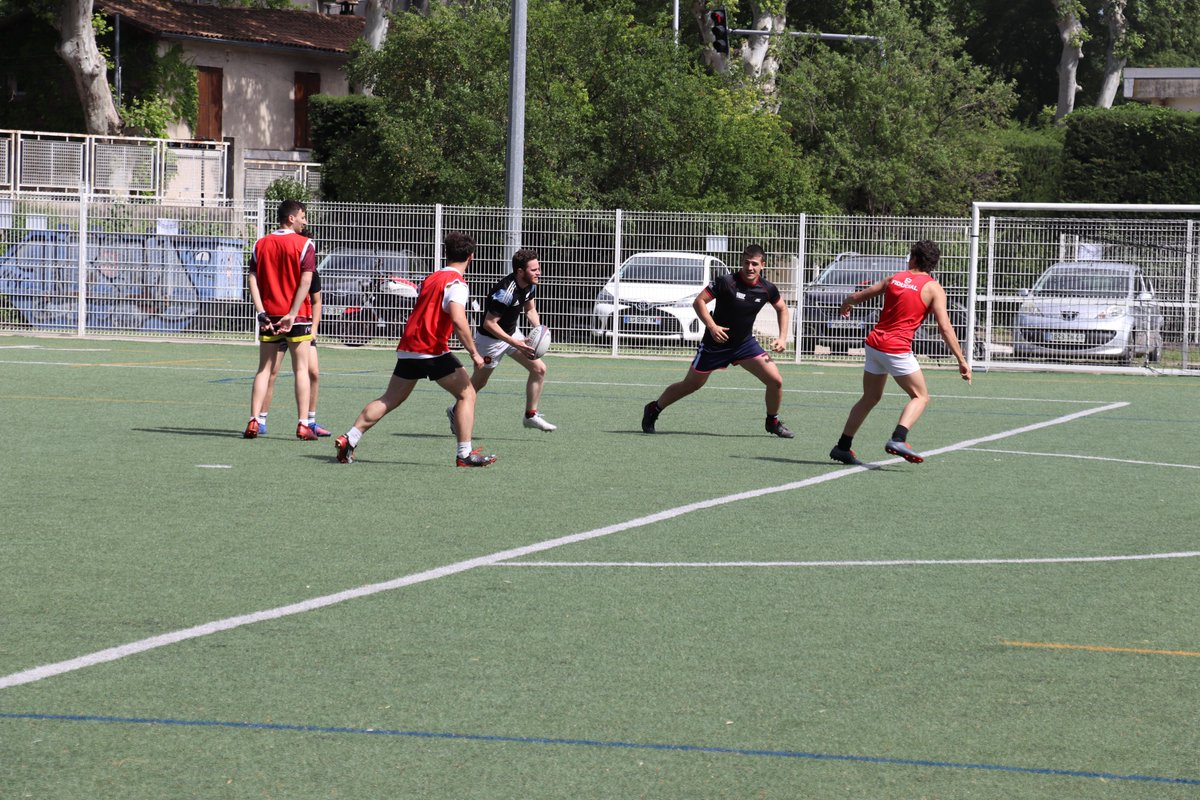 #FlammeOlympique @Paris2024 🔥🏆 Après-midi sportive sur le campus sportif de @FacPharma_Mtp @umontpellier avec pour partenaire @BanquePopSud. 5 disciplines collectives : football, rugby, tennis, padel et ultimate. Plus d'une centaine de participants en grande forme et heureux !