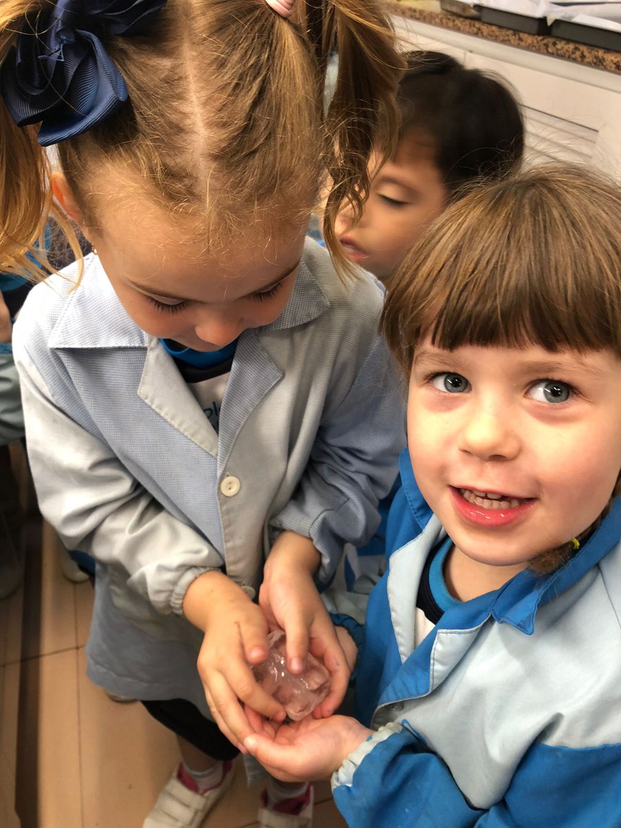 FEECalasanz's tweet photo. ¿Dónde mejor que experimentar los Estados del Agua que en la cocina?
¡Pues allí hemos ido los alumnos de 2° Infantil! Y nuestros cocineros Vicente y Cristina encantados de enseñarnos. 
¡ Muchísimas Gracias! https://t.co/KnjMovHpv1