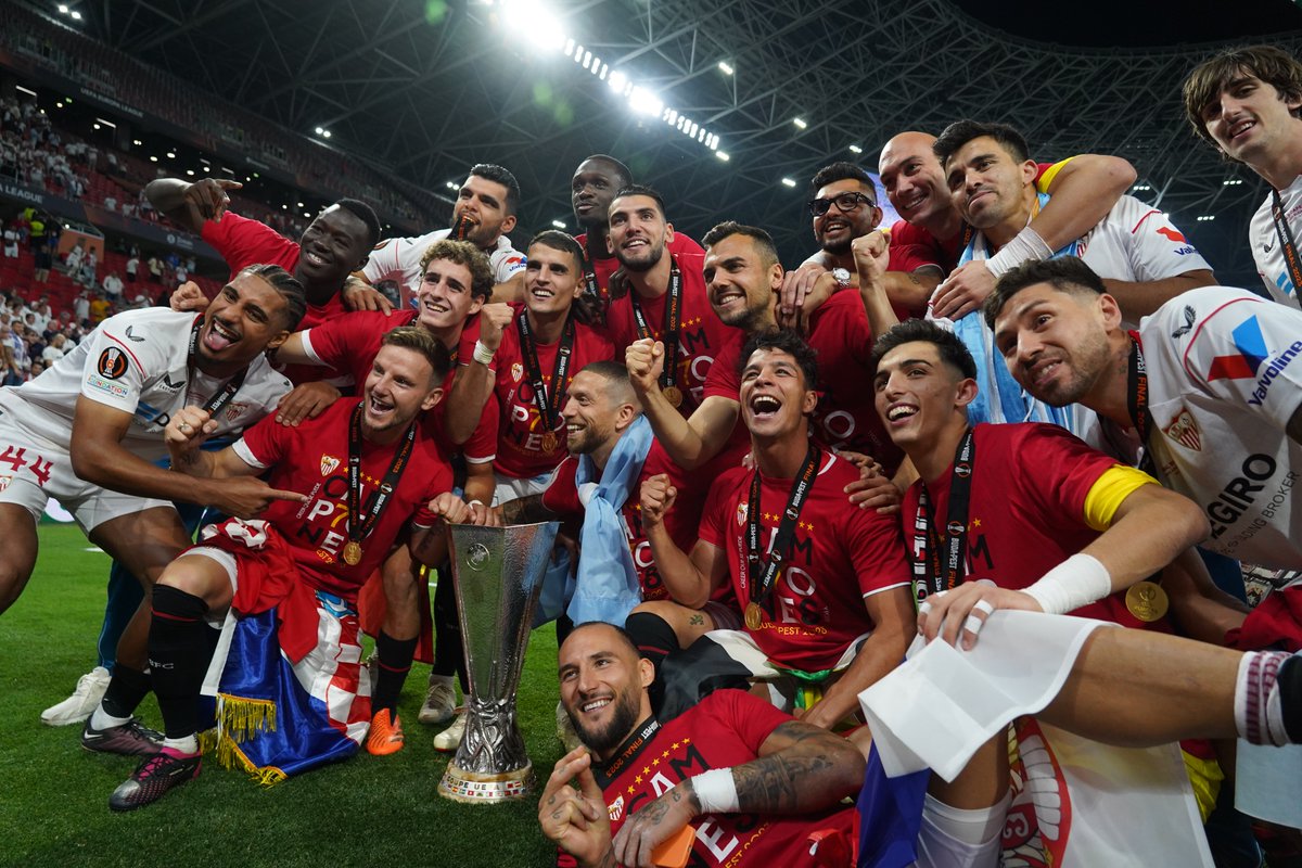 SevillaFC's tweet photo. ❤️ Hace 1⃣ año... 💫

🏆🏆🏆🏆🏆🏆🏆 https://t.co/ChH28lNIDX