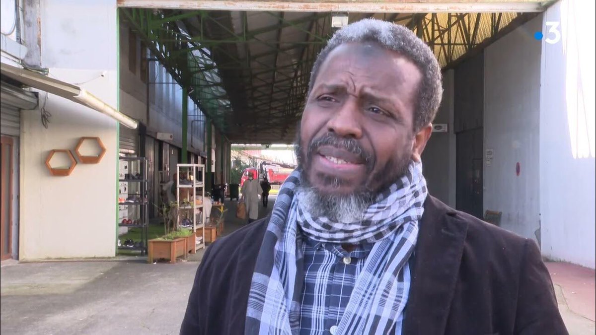 rifain_nouvelle's tweet photo. 🔴⚡️INFO: France, l’imam de Pessac Abdourahmane Ridouane est assigné à résidence et menacé d’expulsion pour avoir publié sur Facebook ce dessin (photo de droite)

Un soldat ukrainien armé, face à un char russe, «autodéfense»; Un Palestinien face à un char israélien, «terrorisme» https://t.co/r62xAYRzCp