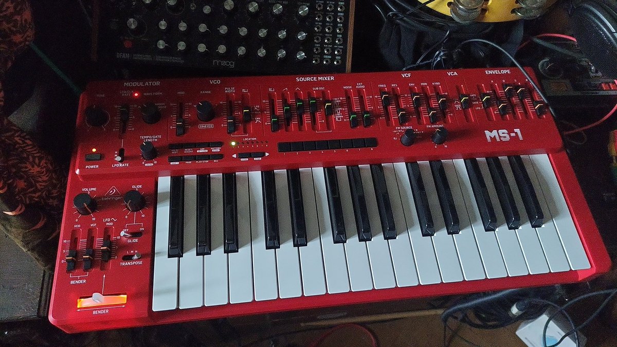 Me acaban de prohibir el acceso a un tren de <a href="/OUIGO_Es/">OUIGO España</a> por llevar un teclado de centímetros porque dicen que no puedo entrar con productos electrónicos pero por llevar el portátil (con un voltaje mucho mayor) no me dicen nada. SI SOIS MUSICOS NO USEIS OUIGO.