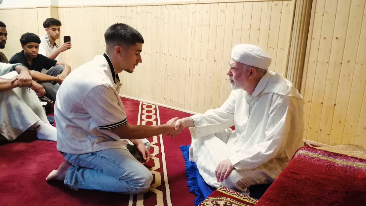 Ayer después de la oración, Imam Abdel Ghany le tomó la Shahada a Umar Farok. 

Nuestras mas sincera bien venida y los mejores deseos para nuestro hermano Umar Farok. #islam #shahada #newmuslim #beautyofislam