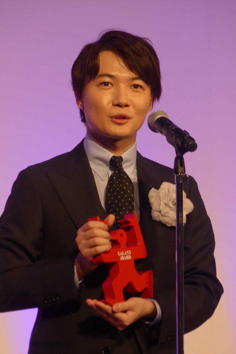 【贈賞式】ギャラクシー賞、神木隆之介が「テレビ部門個人賞」受賞
news.livedoor.com/article/detail…

神木は、「らんまんという作品がこんなに皆様に愛していただけているんだなと改めて感じてうれしい。今日はこの子と一緒に寝たいと思います」と贈られたトロフィーを見つめた。