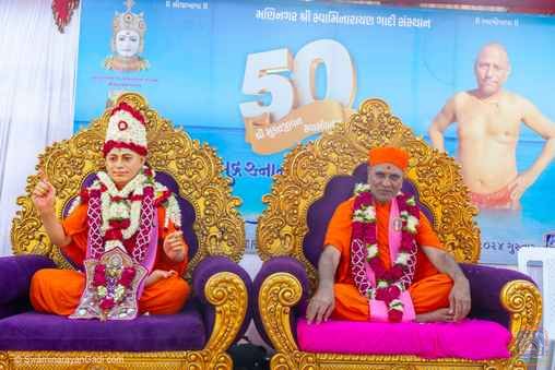 SGadiManinagar's tweet photo. #Devotees are blessed with the divine #blessings of Shree Muktajeevan Swamibapa.
#SwaminarayanGadi #DivineGrace #SpiritualAwakening #GuruBlessings #DivineAtmosphere #SpiritualCelebration #DevotionalOfferings https://t.co/4ONEFjgQdb