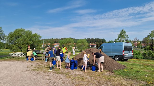 Espoon Kaupunginpuutarha haluaa kiittää kaikkia Potut Multaan-tapahtumaan osallistuneita! Tapahtuma tarjosi mahdollisuuden istuttaa omia perunoita ja oppia lisää viljelystä. Toiveena on, että tapahtuma voisi jatkua vuosittain, tuoden iloa ja hyötyä yhä useammalle asukkaalle. 🌻