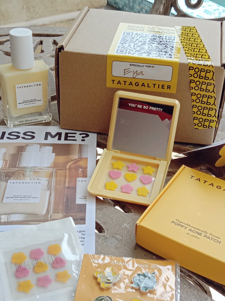 eyashares's tweet photo. Wasn't expecting for this tapi if you see the unboxing video mesti lagi terkejut.

This time it comes in a transparent patch ! And the mirror case ??? Tatagaltier really did step on their game.

The #poppyflip 💛🩷 already available via authorized resellers ! https://t.co/N6Q45U1Xtk