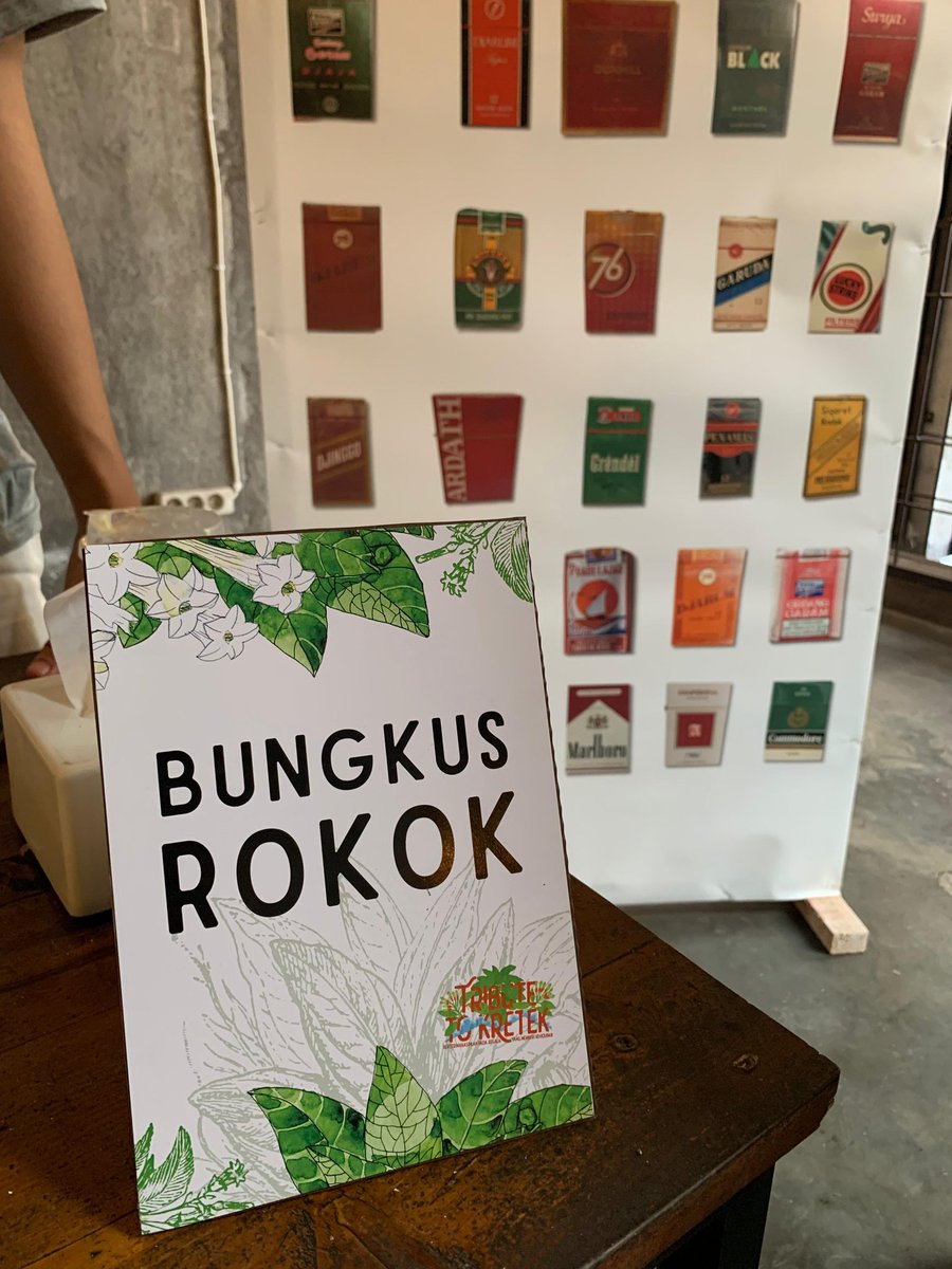 PapahMerah's tweet photo. Adakah teman" yg menyimpan bungkus rokoknya di kost atau rumahnya?
#TerimakasihKretek https://t.co/kCDi6Np303