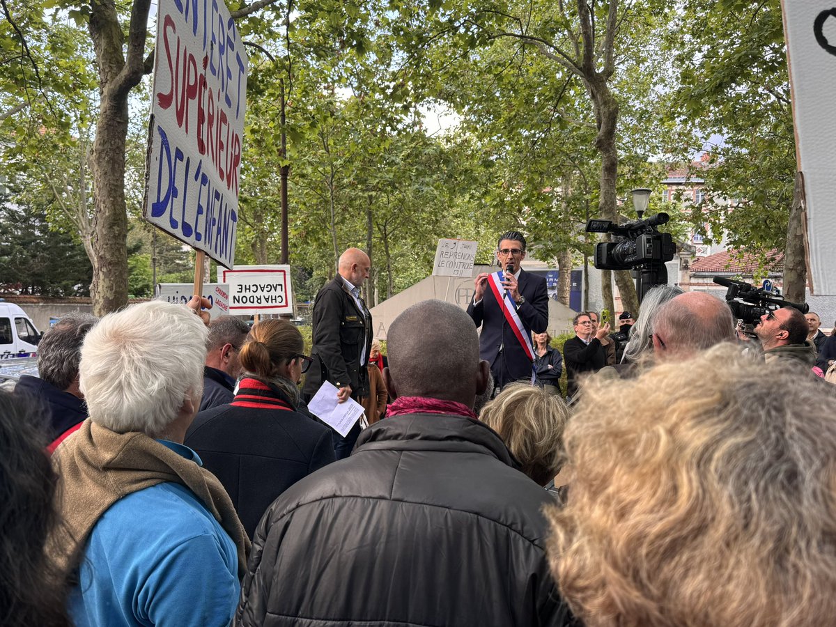 Le maire @Jeremy_Redler et le sénateur @fszpiner à Auteuil en soutien aux nombreux riverains qui ont répondu à l’appel du collectif @riverainauteuil pour dénoncer l’installation de demandeurs d’asile dans l’ancien hôpital #ChardonLagache et demander l’abandon du projet.