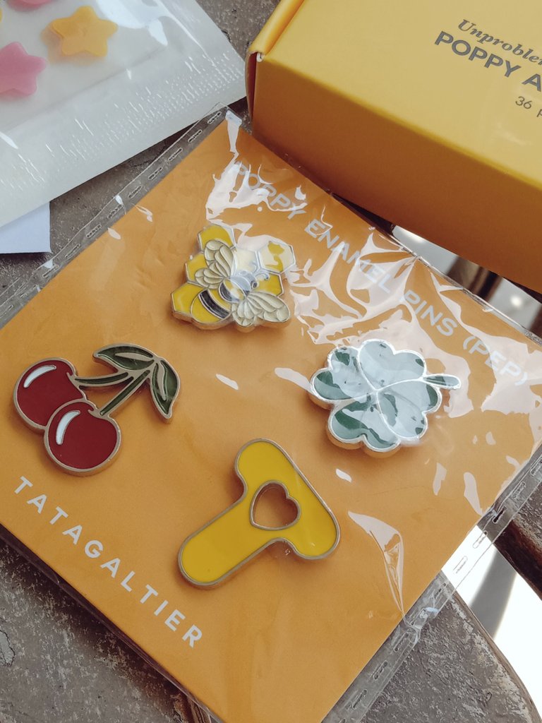 eyashares's tweet photo. Wasn't expecting for this tapi if you see the unboxing video mesti lagi terkejut.

This time it comes in a transparent patch ! And the mirror case ??? Tatagaltier really did step on their game.

The #poppyflip 💛🩷 already available via authorized resellers ! https://t.co/N6Q45U1Xtk