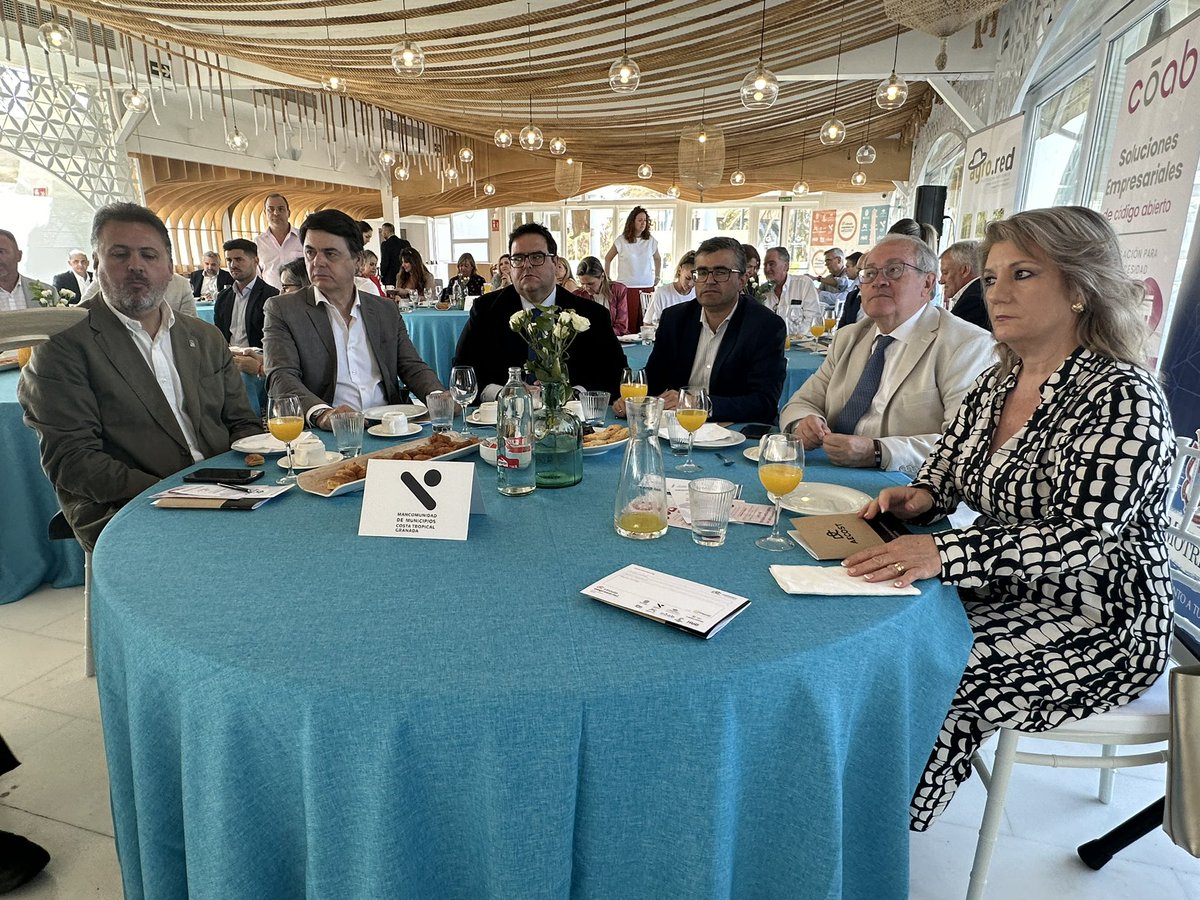 Desayuno en Motril junto a la gente de AECOST y Javier Sánchez Rojas para seguir trabajando en pro de las necesidades empresariales de la costa de Granada.