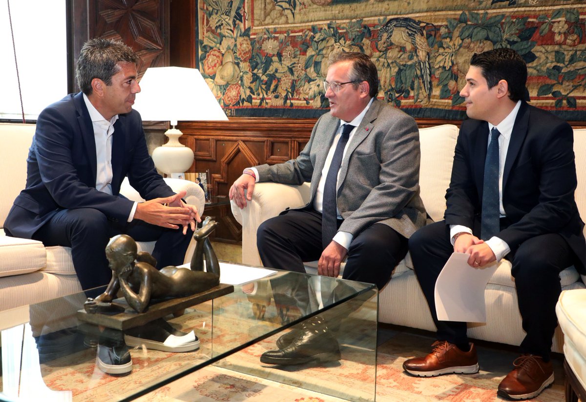 🏛💼 El president de la Generalitat, @carlos_mazon_, es reunix amb el president de l'Institut Valencià per a l'Estudi de l'Empresa Familiar, Francisco Vallejo