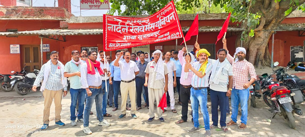 *सुल्तानपुर ब्रेकिंग* सुल्तानपुर शाखा में लोको पायलट लॉबी में पैसंजर और मेल के गाड़ियों का लिंक बंद कराए जाने पर फूटा कर्मचारियों का गुस्सा। विरोध में लॉबी के सामने डीआरएम और डीजल लाबी के अधिकारियों के विरुद्ध प्रदर्शन, नारेबाजी। सुल्तानपुर डीजल लाबी के स्टाफ को लखनऊ और वाराणसी