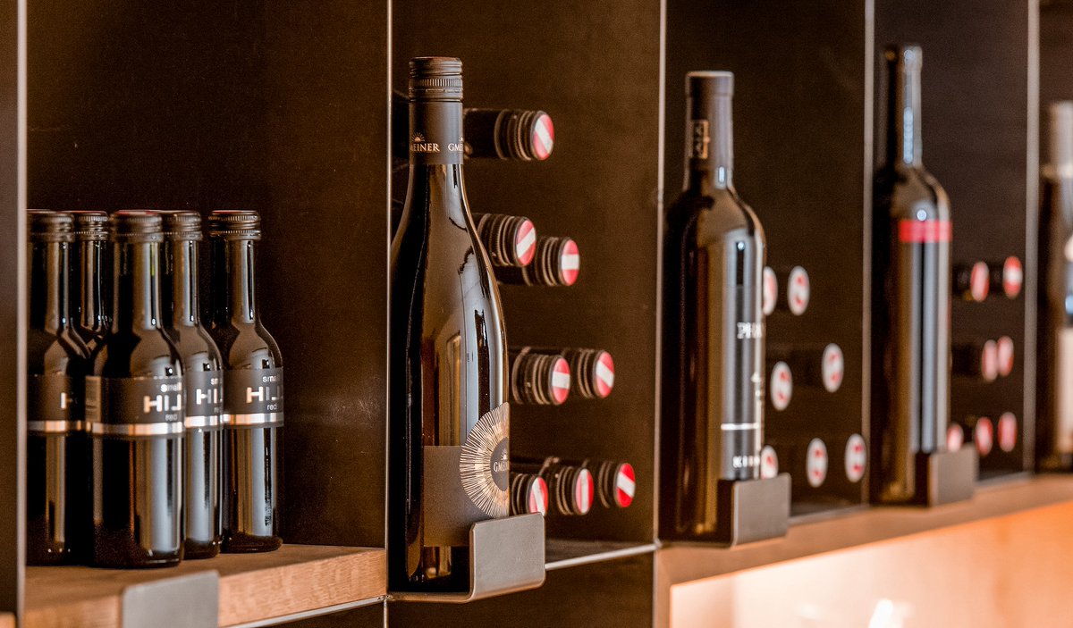 PosthotelLechT's tweet photo. Dürfen wir dich für ein leckeres Glas Rotwein begeistern? 🍷😊
Gerne beraten wir dich zu deinen Optionen und finden gemeinsam den perfekten Wein! 🥰 https://t.co/UCuJpQHroz