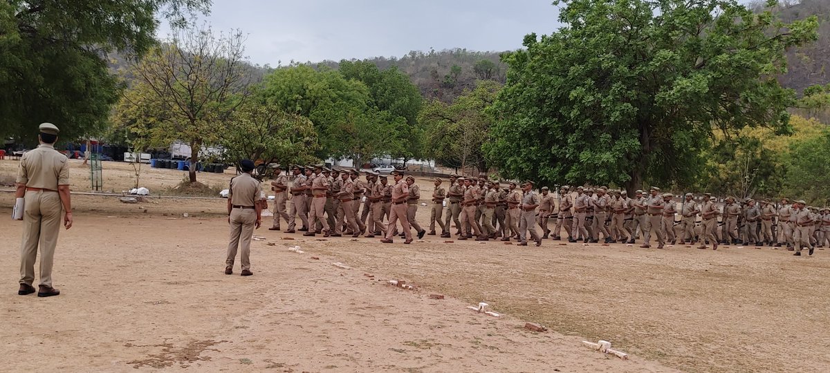 #Chitrakoot_Police 
#SPCkt अरूण कुमार सिंह द्वारा पुलिस लाइन्स चित्रकूट में शुक्रवार की साप्ताहिक परेड की सलामी लेकर परेड का निरीक्षण किया गया । परेड ग्राउण्ड में उपस्थित सभी टोलियों की ड्रिल देखी गयी एवं आवश्यक सुधार हेतु आवश्यक दिशा निर्देश दिये गये ।