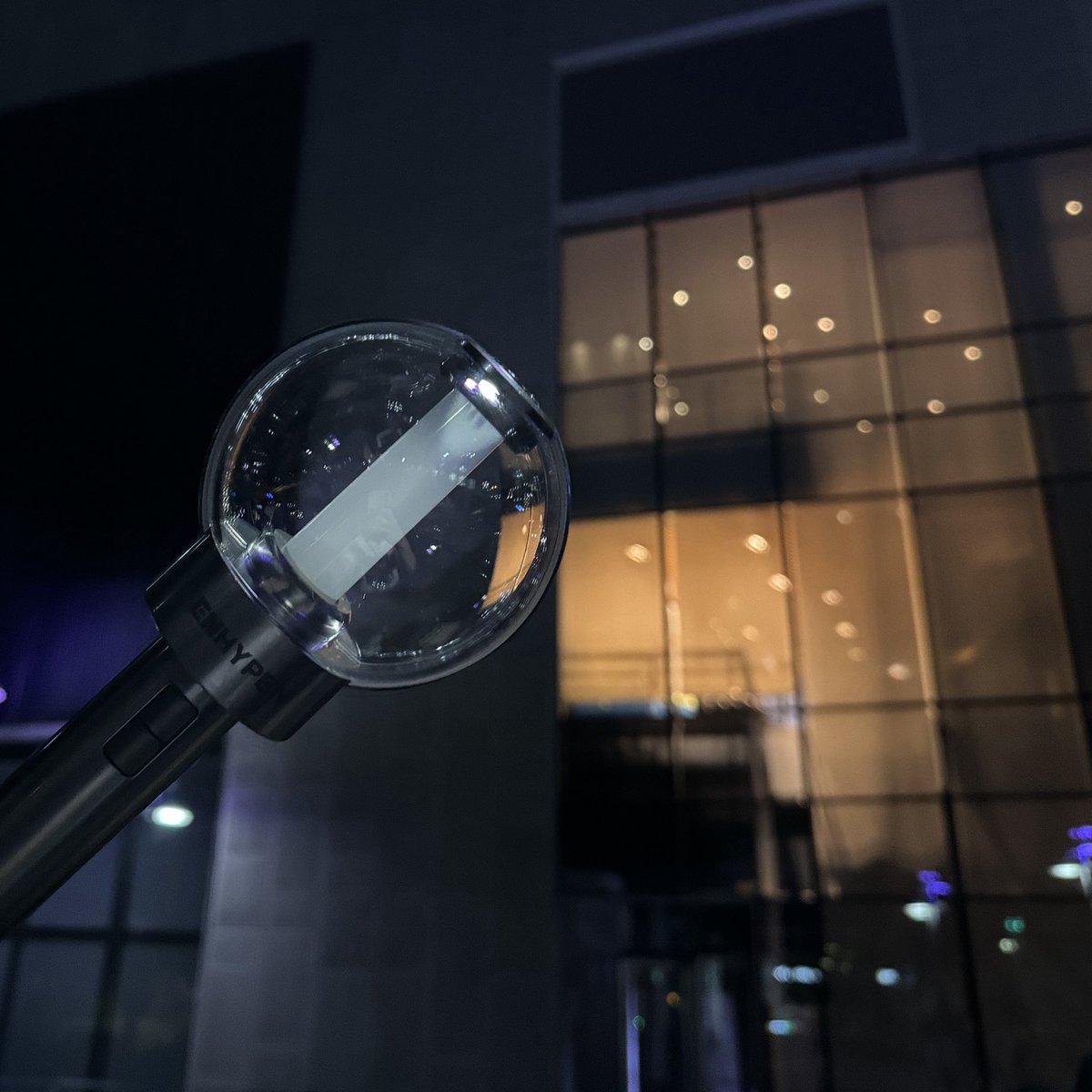 Mnet M Countdown の事前収録がもうすぐ始まります。場を明るくしてくれるのはあなたです!私たちはすでにここから誇大広告を感じています。[あなたのグループのライトスティックの主要な色] ライトの海を想像してみてください – それは信じられないほどになるでしょう!