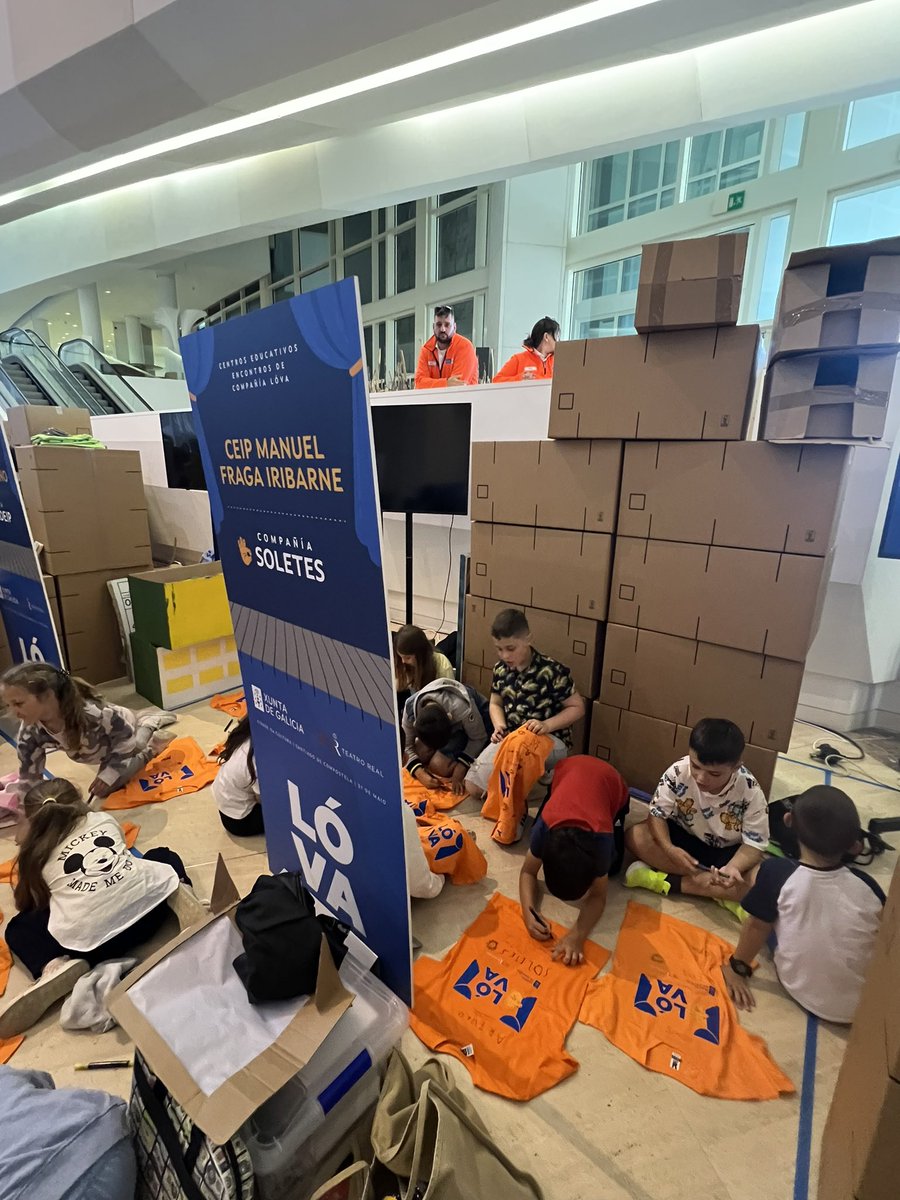 O alumnado dos centros LóVA xa está mostrando a súa creatividade na preparación dos escenarios 
<a href="/EduXunta/">EduXunta</a> 
#Rededeformación
#Formacióndoprofesorado 
#ProxectoLóVAGalicia
<a href="/Teatro_Real/">Teatro Real</a>