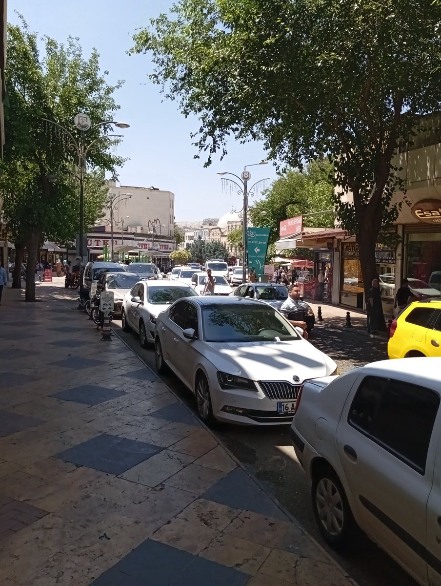 Şanlıurfa yıldız meydanında her gün yaşanan otopark ve buna bağlı yanlış park sıkıntısı artık had safhada, acilen katlı otopark veya gerekli tedbirlerin alınması lazım. Gün içersinde aynı kareyi 20 defa görebilirsiniz. <a href="/UrfaValiligi/">T.C. ŞANLIURFA VALİLİĞİ</a> @mkasimgulpinar_