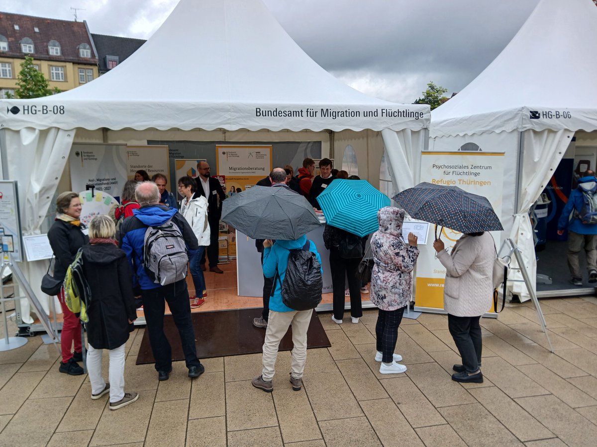 🌞 Guten Morgen vom #Katholikentag! Besuchen Sie uns heute von 10:30 bis 19:00 Uhr und am Samstag von 10:30 bis 18 Uhr auf der „Kirchenmeile“ an Stand HG-B-08. Dort können Sie jede Menge über Integrationsangebote und Projektförderung erfahren. Wir freuen uns auf Ihren Besuch!