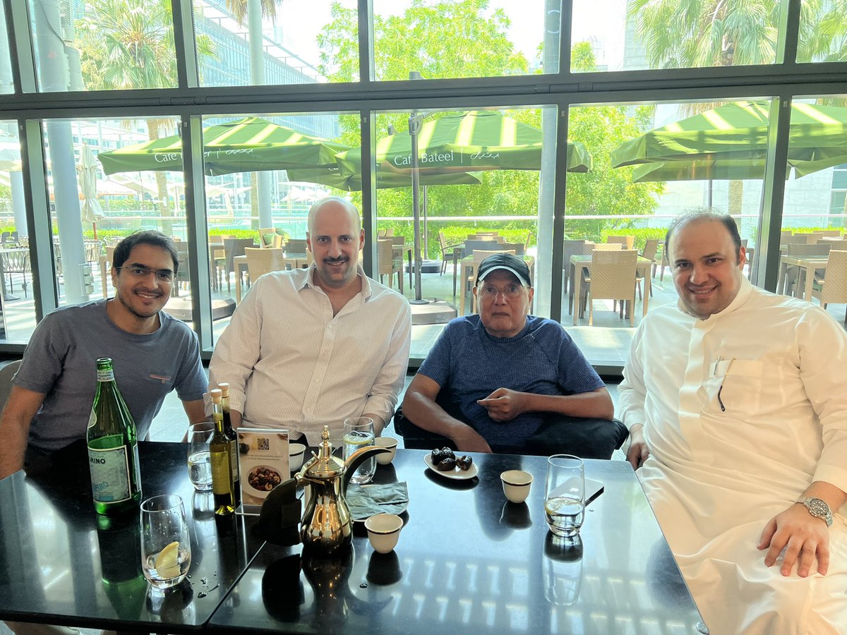 تشرفنا بلقاء العم محمد بكر (بوعمر) رئيس المؤسسة العامة للموانئ سابقاً صديق الوالد #نعيم_النعيم رحمه الله .. صولات وجولات ومواقف لا تُنسى بين أروقة الموانئ السعودية لعدة عقود أطال الله في عمر العم بوعمر ورحم الله الوالد رحمةً واسعة