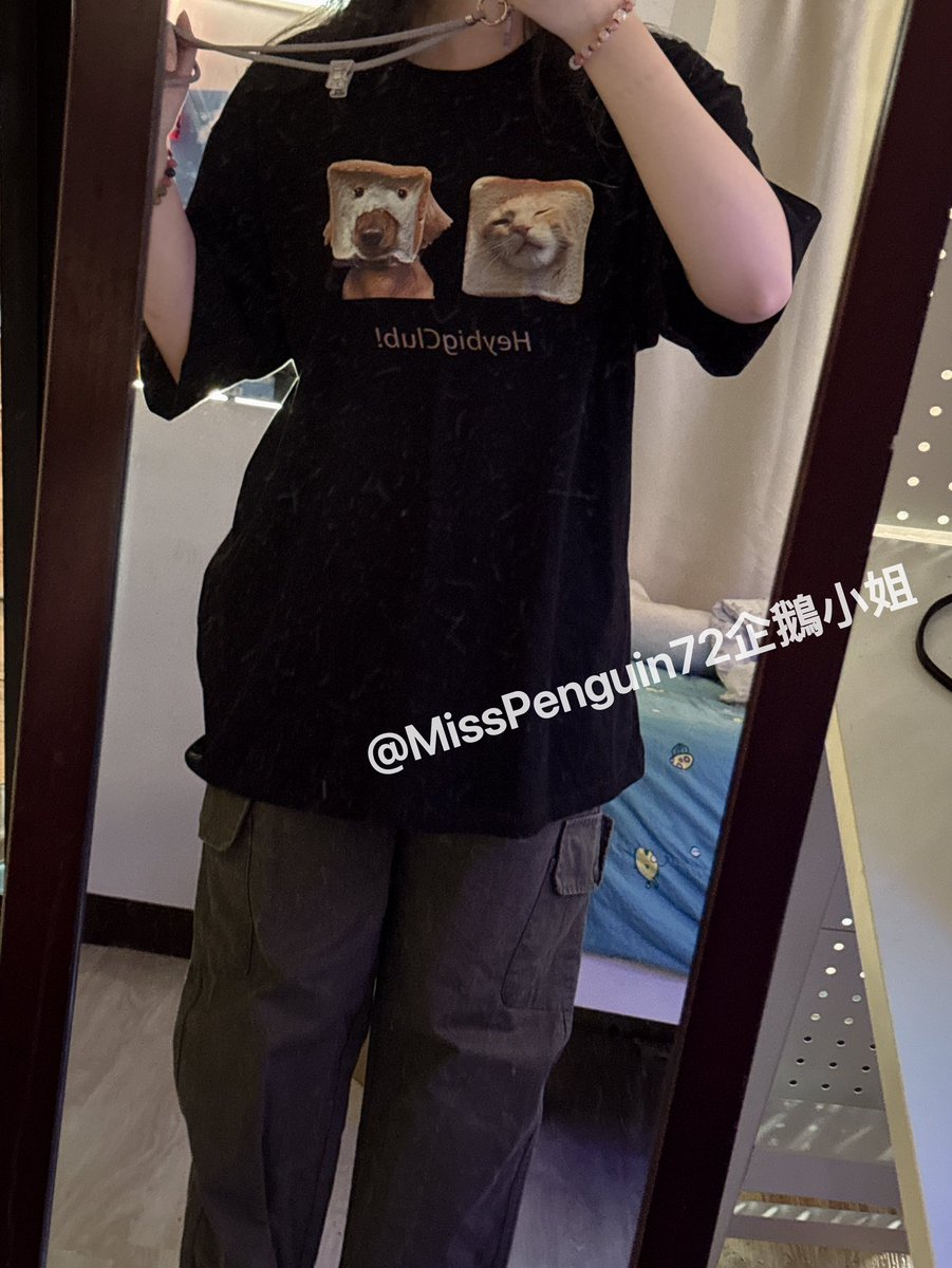同事的表姐再清理衣服
送了一件T恤給我

同事：唉你穿上記得拍給我看喔

：為啥？

同事：我表姐說這件很ㄎㄧㄤ，她很期待你穿上的樣子

：沒問題

（自拍傳過去）

同事：靠邀我不是要這種的！！！

：不客氣！ https://t.co/sOireWMJt7