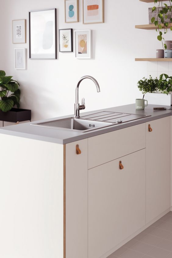 Modern doesn’t have to mean cold and clinical. The scandi look is sleek and stylish, sure, but it’s also homey and welcoming. 
#GROHE #quickfix #scandibathroom #surprisinglyeasy #bathroommakeover #bathroominspiration #grohedesign