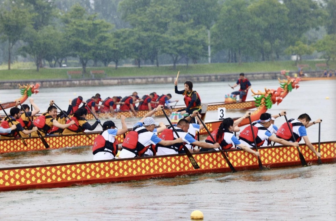 🚣 Ready for #theDragonBoatFestival? It's a competition for speed and skills! Look how they worked together to win the 'Dream Blue Cup' Jiangsu Overseas Chinese Dragon Boat Invitational Tournament in Nanjing. #InclusiveCityNanjing