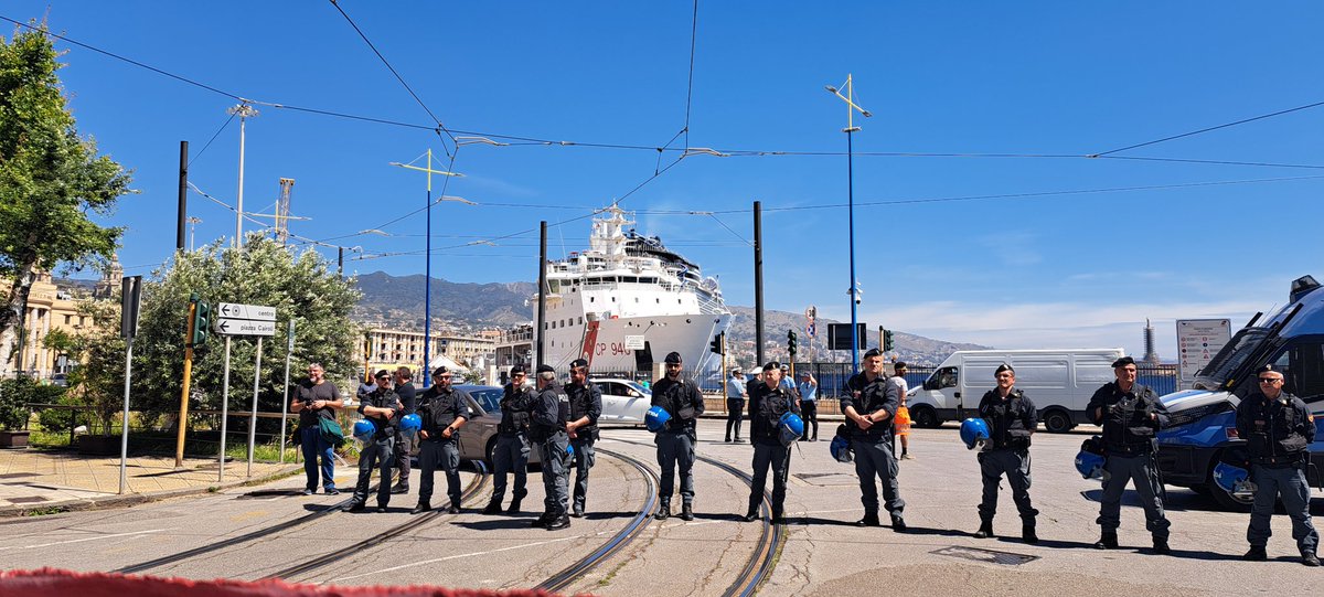 manginobrioches's tweet image. Siamo al porto di #Messina. A bordo della nave Dattilo c'è il ministro #Salvini che incontra gli elettori. Blindato. Noi siamo qui, a debita distanza, guardati dalla polizia. Questo è il mondo che vogliono.
#NoPonte sempre Viva l'Italia democratica.