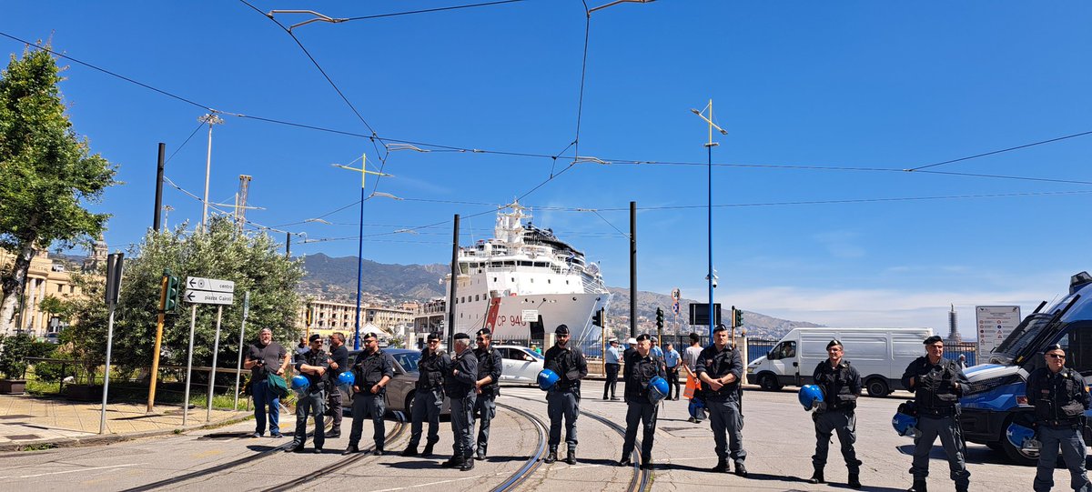 manginobrioches's tweet image. Siamo al porto di #Messina. A bordo della nave Dattilo c'è il ministro #Salvini che incontra gli elettori. Blindato. Noi siamo qui, a debita distanza, guardati dalla polizia. Questo è il mondo che vogliono.
#NoPonte sempre Viva l'Italia democratica.