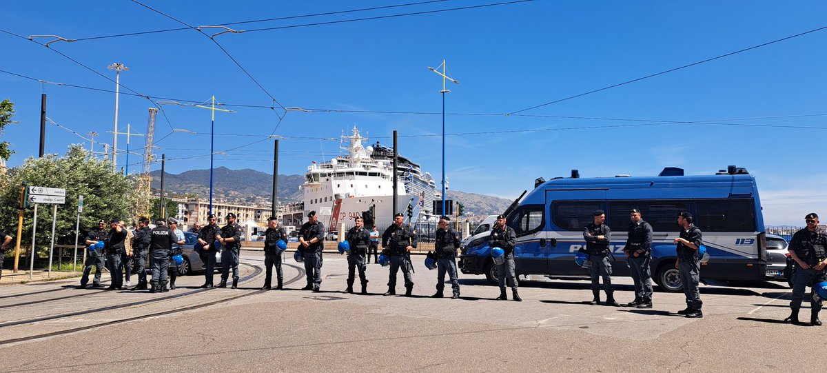 manginobrioches's tweet image. Siamo al porto di #Messina. A bordo della nave Dattilo c'è il ministro #Salvini che incontra gli elettori. Blindato. Noi siamo qui, a debita distanza, guardati dalla polizia. Questo è il mondo che vogliono.
#NoPonte sempre Viva l'Italia democratica.